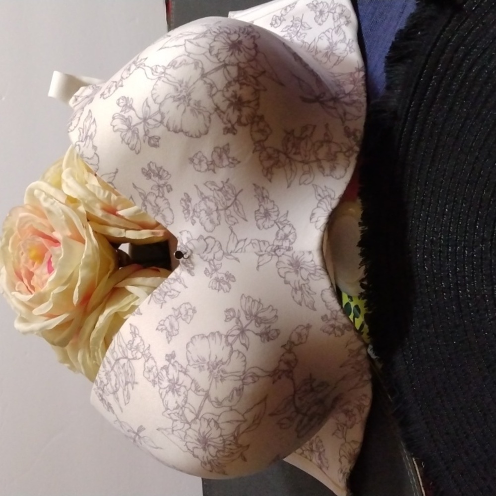 Bali, Bra, Size 40 D,White/Gray,Flower print, Very Soft,NEW.